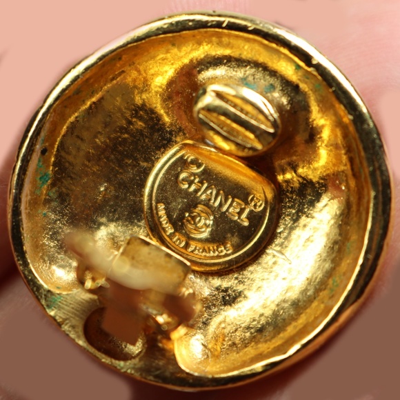 Chanel Monogram Vintage Gold Plated Clip-on Earrings in Mint Condition *signed* - Picture 10 of 16